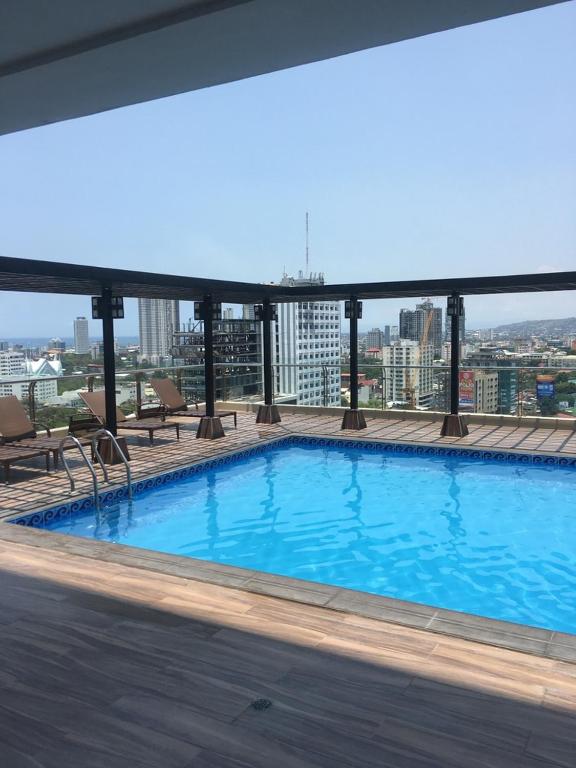 Modern Studio Gem - Two Balconies with Ocean & Mountain Views - B&B Cebu City