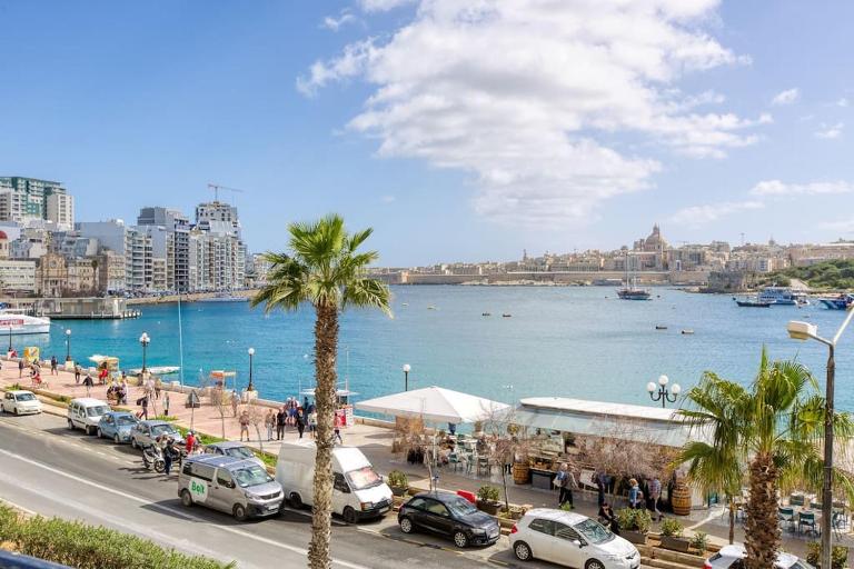 Stunning view, Sliema Seafront, 2bedroom apt - Ferienwohnung Sliema