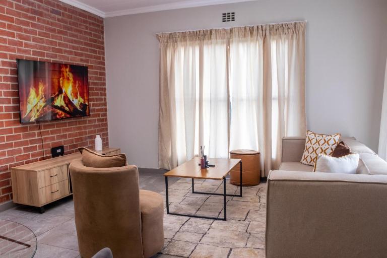 Secure 1 Bedroom Apartment in Midrand, Waterfall City - Lock Up and Go - Free WIFI and Parking - 8 Elizabeth Place - Chambres d'hôtes Midrand
