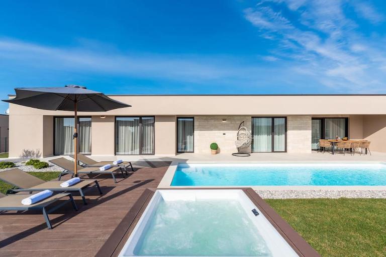 Villa Daleo with heated pool and jacuzzi near Porec - B&B Labinci