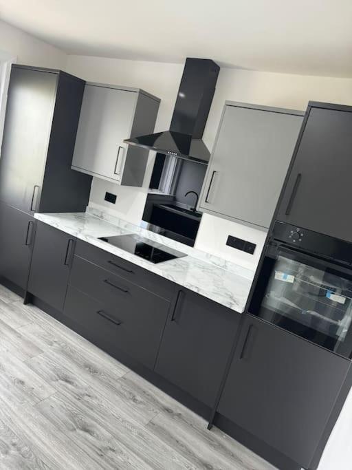 Modern 3 Bedroom Apartment - Ferienwohnung Millerhill