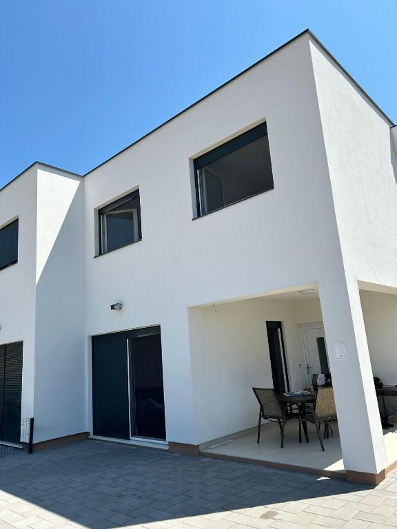 Ujo Marko Sea View House, Maslenica - Bed and Breakfast Maslenica