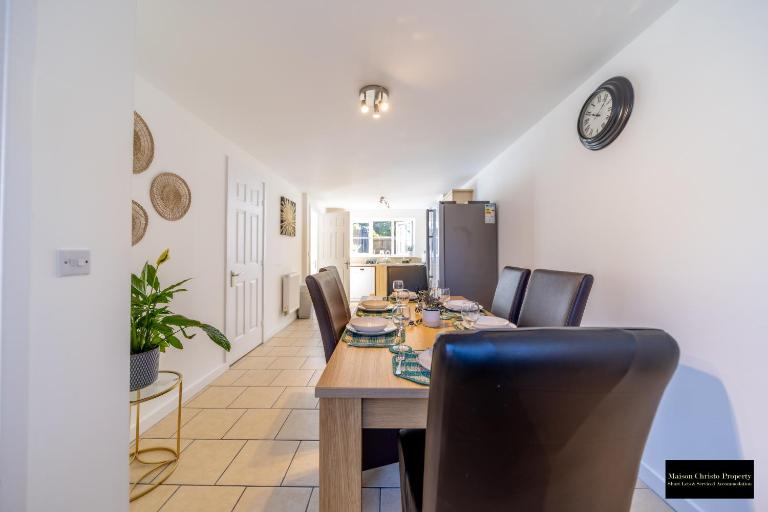 Reams Way 5Bedroom House Sleeps 13 in Kent with Wifi & Free Parking By Maison Christo Property Short Lets & Serviced Accommodation - B&B Iwade