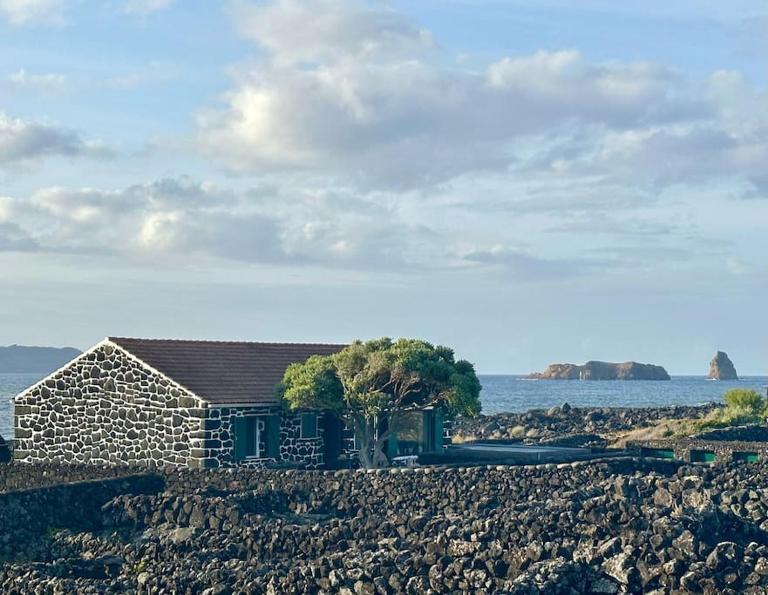 Pico Island Villa 22 - Ocean Front & UNESCO Heritage Century-Old Grapevines - B&B Madalena