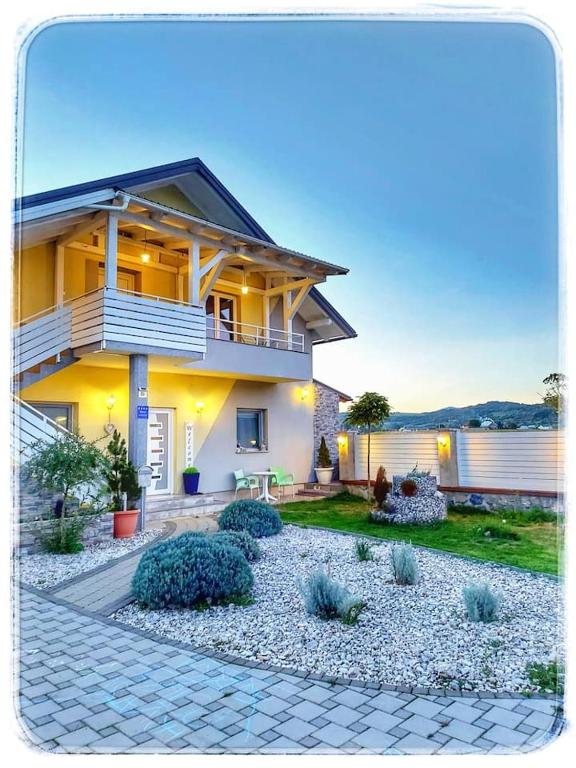 Ferienwohnung Luna mit Pool - B&B Brinje