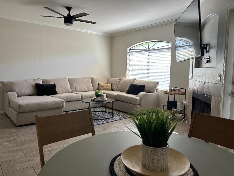 Stay in Style Scottsdale 1st Floor Condo - B&B Scottsdale