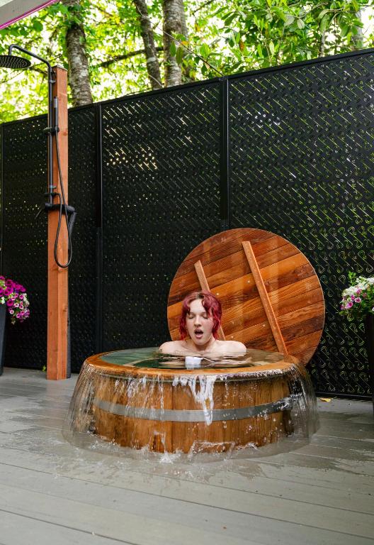 Purple City Retreats - Luxury Yurt & Spa - B&B Portland