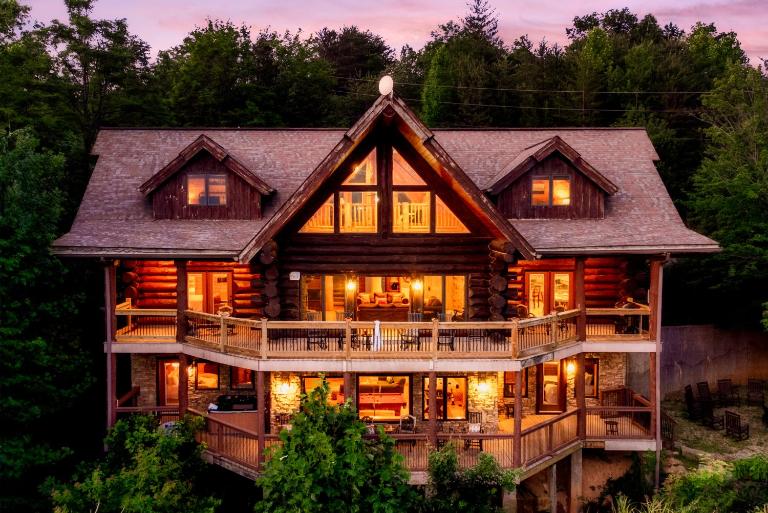 Great Alpine - 4 KingSuites- June Deals-Views-Hot Tub-FirePit-GameRm - Chambres d'hôtes Gatlinburg
