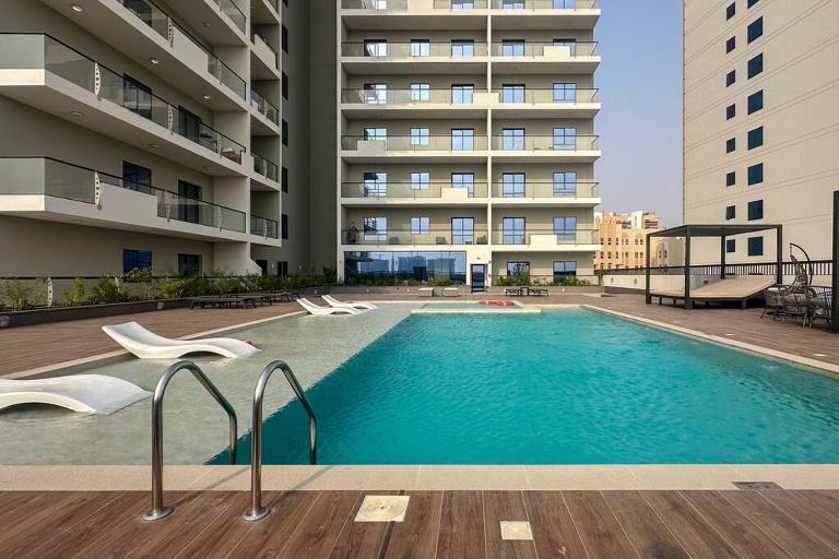 Waves - Stylish 1BR Close to IMG World & Global Village - Chambres d'hôtes Dubaï