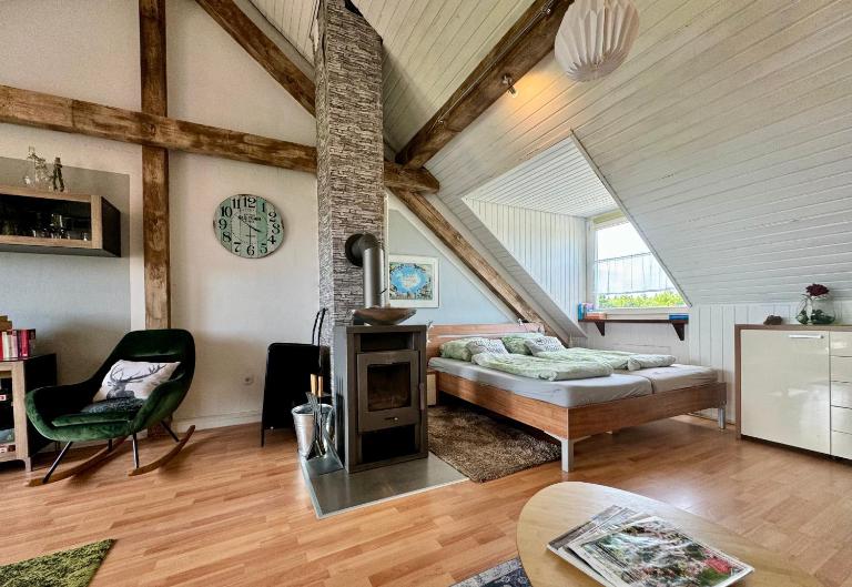 Hof Vierzehnender im Hohen Venn - 70qm Fachwerk-Studio - grosses Wohn-Schlafzimmer mit Dachterrasse und Kaminofen - separate Küche - perfekt für Paare - Monschau - Eifel - Hunde willkommen - Islandpferde - B&B Monschau
