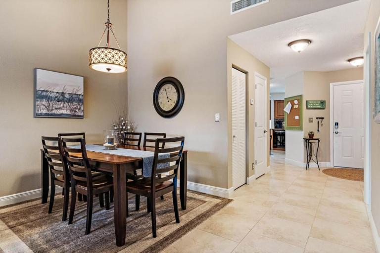 Gorgeous Updated 2 Bedroom Lake View Unit in - Chambres d'hôtes Tierra Verde