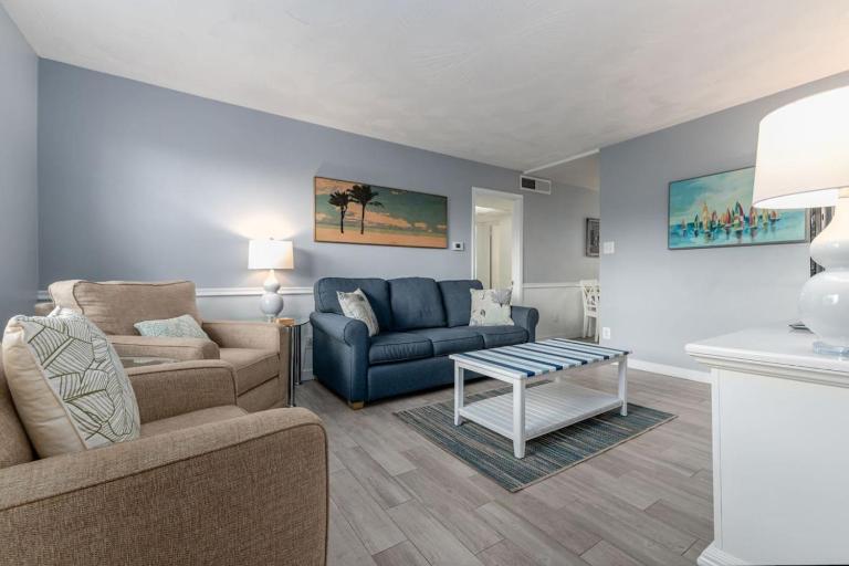 Friendly Native Retreat 2BD 1BR Walk to Beach - B&B Saint Pete Beach