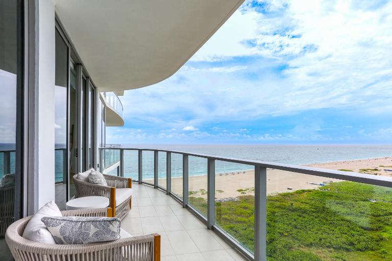 Ocean Views & Pool Access: Riviera Beach Condo! - Bed and Breakfast Riviera Beach