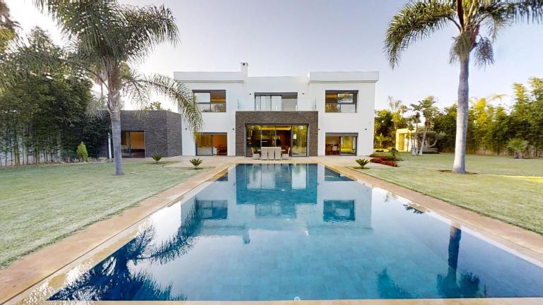 Villa S- Luxurious 8 masterbedrooms villa on 3000m2, close to all amenities, Golf and heart of Souissi - B&B Rabat