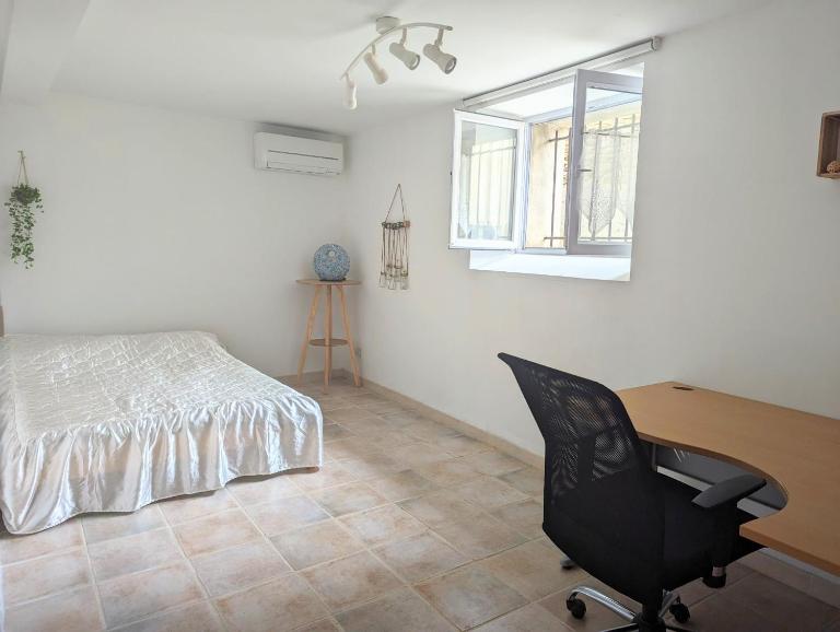 Chambre climatisée 2 places plus une place Bébé 0-3 ans, salle de bain et WC en espace privatif - B&B La Livinière