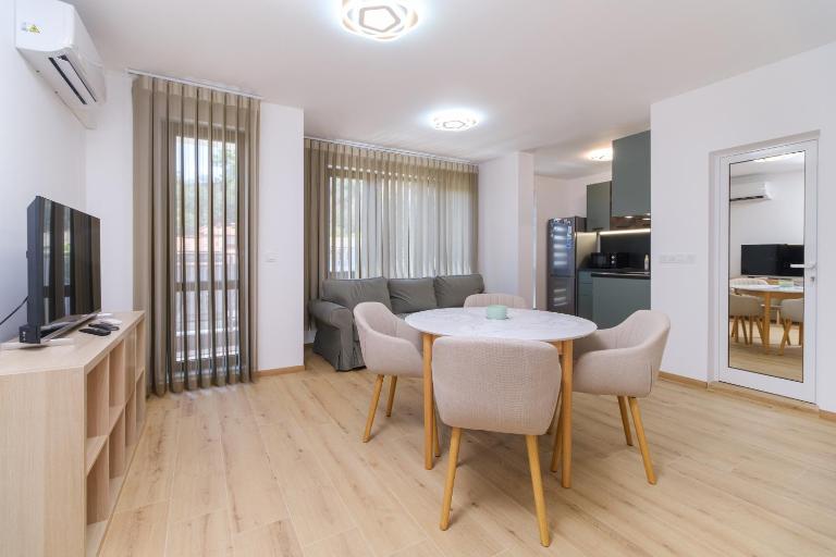 Modern 1-Bedroom Apartment with Free Parking - B&B Filippopoli