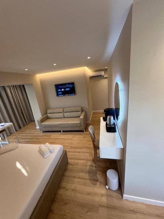 Charles City Center - B&B Tirana
