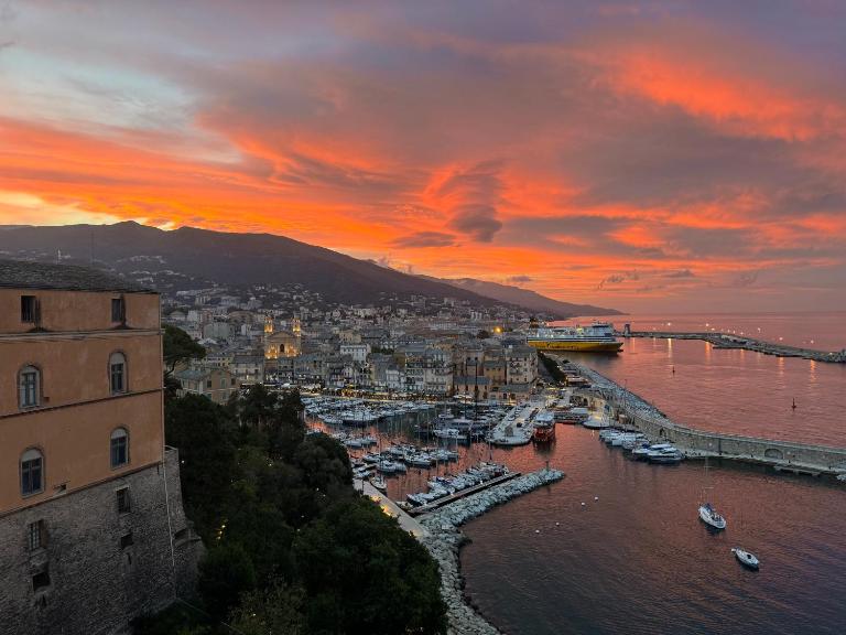 Casa Mare Bel Appartement, vue mer et vieux port Citadelle Bastia - B&B Bastia