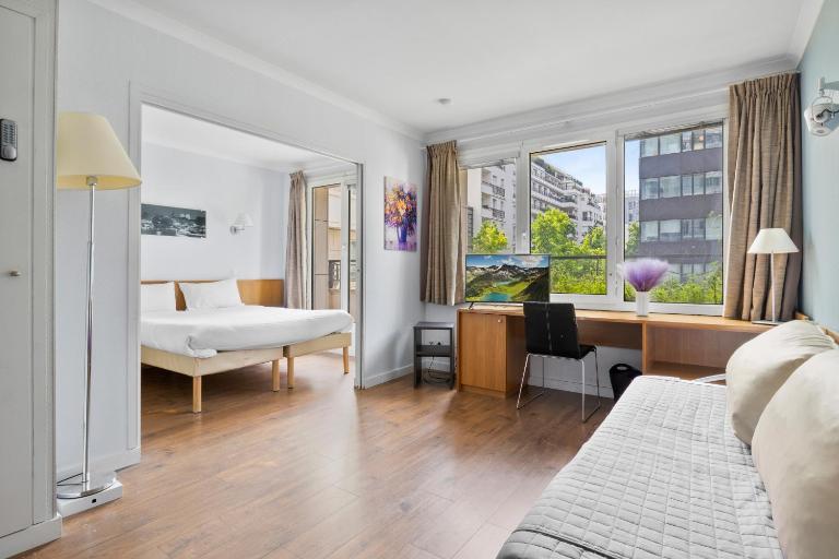 Grand appartement avec balcon - Proche Parc des Expo - Parking Privée - Chambres d'hôtes Issy-les-Moulineaux