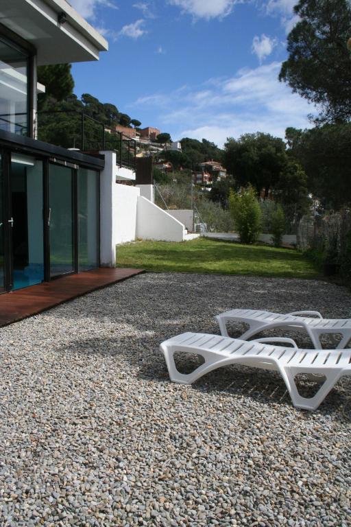 Casa ceca de la Playa y Barcelona, con piscina climatizada y jacuzzi - B&B Vallromanes