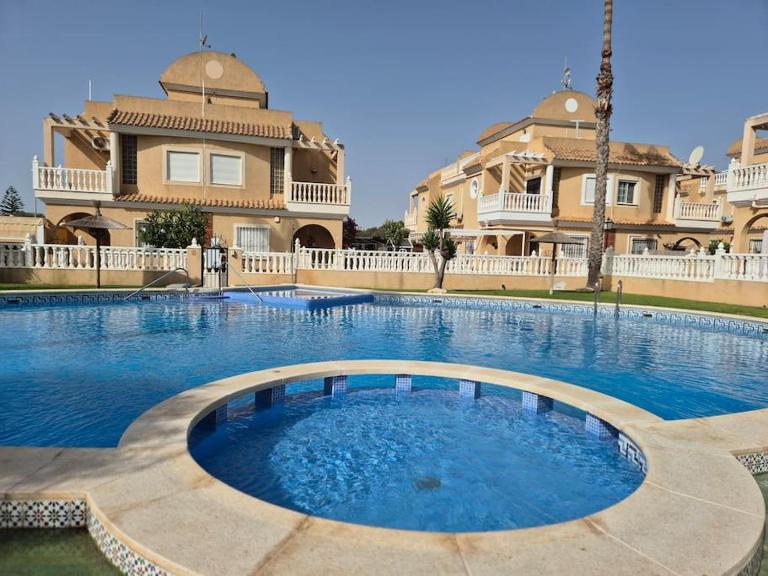Holiday home in Costa Blanca - 3 bedroom house with pool sleeps 8, close to beach - B&B Orihuela