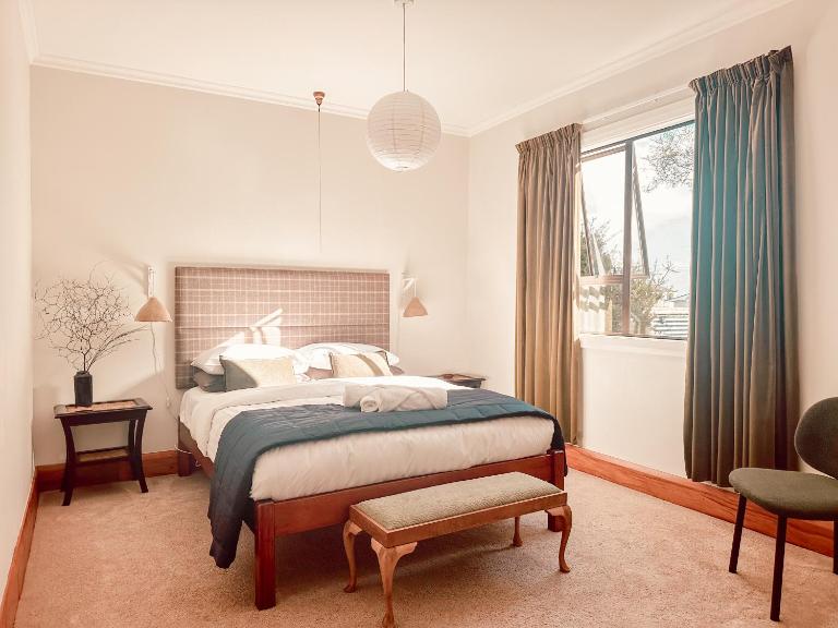 Dalton Cottage - Dreamy Retreat in Lush Gardens - B&B Hokitika