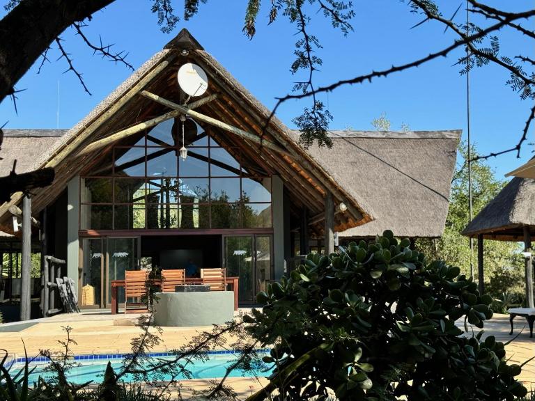 Pangolin Game Lodge - Self Catering, incl 2 game drives per day - Bed and Breakfast Matlhagame