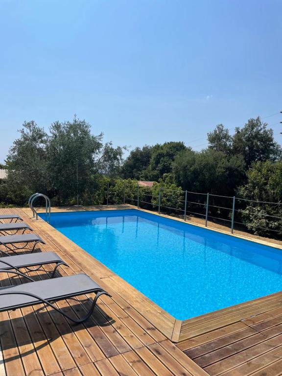 Villa Mila with private pool by Olivestone Village - Chambres d'hôtes Agios Markos