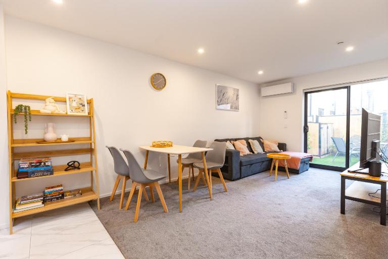 Entertaining townhouse by Little High Eatery - B&B Christchurch