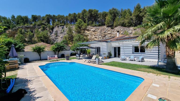 Villa contemporaine de plain pied au calme entre Aix-en-Provence et Lourmarin - Chambres d'hôtes Meyrargues