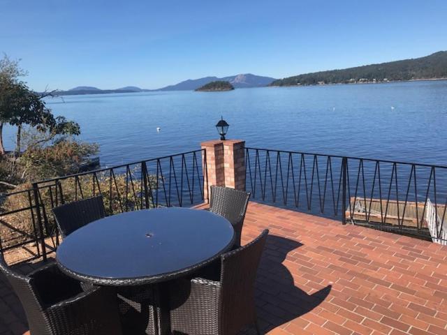Ocean Front Retreat with Stunning Water Views - B&B Victoria