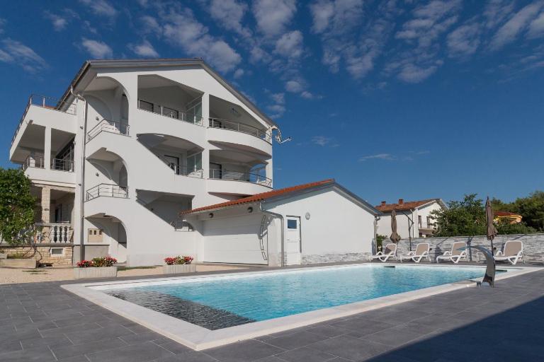 Apartmani Martin mit beheiztem Pool with heated Pool - Bed and Breakfast Bibinje