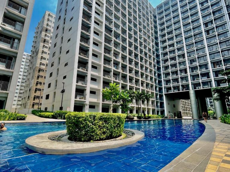 Stylish King Bed Studio Condotel near Mall of Asia & Airport - JWL Suites - Bed and Breakfast Manilla