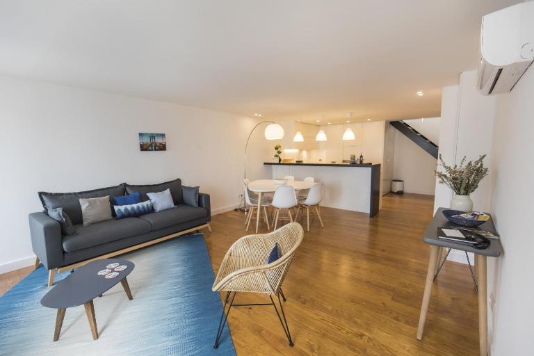 Bright Duplex with Private Terrace in Alcântara - B&B Lisboa