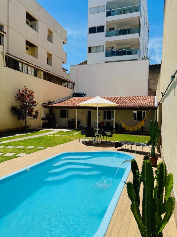 Casa de Praia com Piscina e Churrasqueira a 280m da Praia do Morro - 3 quartos com Ar Condicionado, sendo 2 suítes- Quintal amplo, ideal para famílias - Bed and Breakfast Guarapari