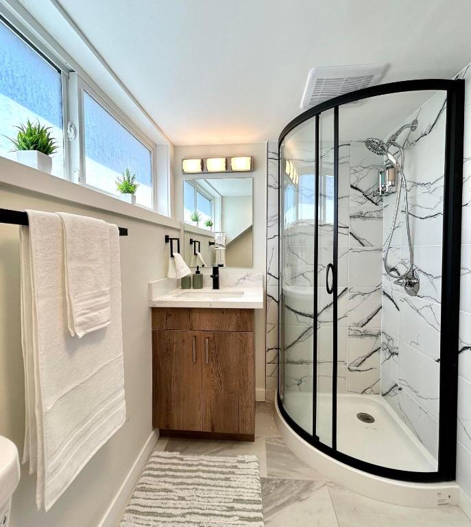 Chic, Cozy & New Prime location with AC, Street Parking #4 - Bed and Breakfast Renton