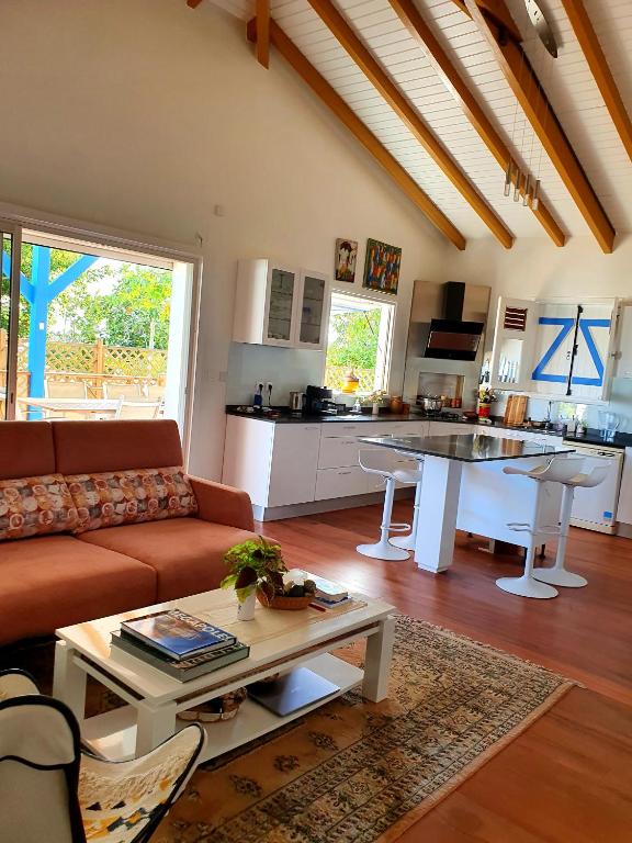Chambre marine et sa salle de bain à l'Amirade - B&B La Désirade