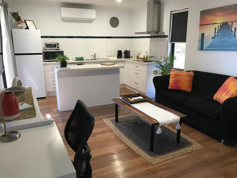 Sunset Haven Self-Contained Apartment - 14 mins to city - B&B Geraldton
