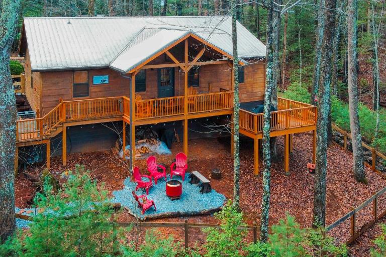 Bear Necessity Cabin - Bed and Breakfast Hiawassee