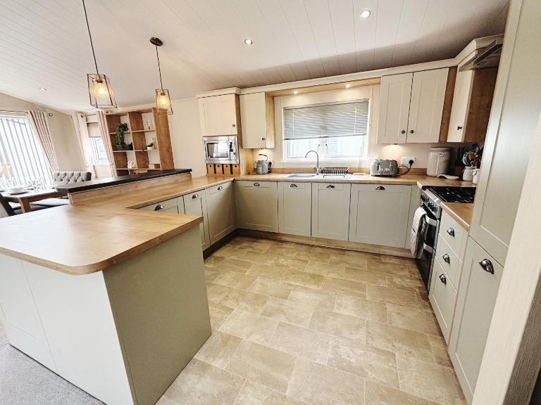 2 Lakeside, Luxury lodge with private garden & parking - B&B Patrington