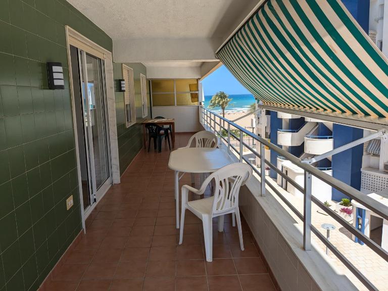 Apartamento Los Juncos - 50m playa - Sólo familias - Parking gratuito - WIFI - TV 55" 4K - PS5 - B&B Platja de Gandía