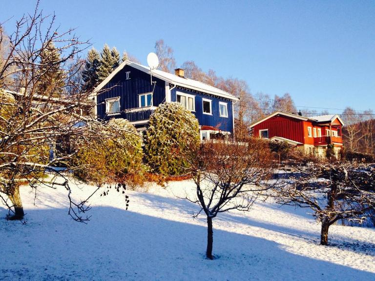 Mountain view Apartment near Oslo: bedroom, lounge, kitchen and bathroom. Flat in Rykkinn - B&B Kolsås