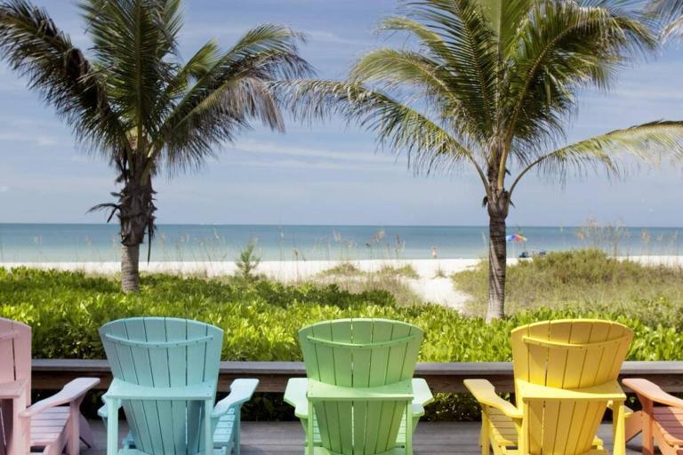 Artsea 2BR Cozy Ample Parking Near Beaches & Lecom Upstairs - B&B Bradenton