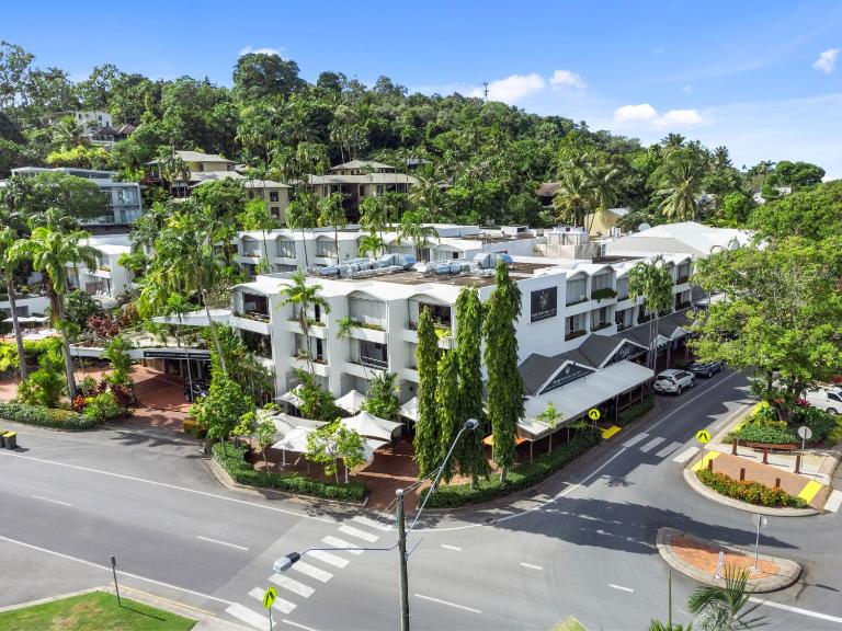 Ultra Modern Studio Apartment in Club Tropical - B&B Port Douglas