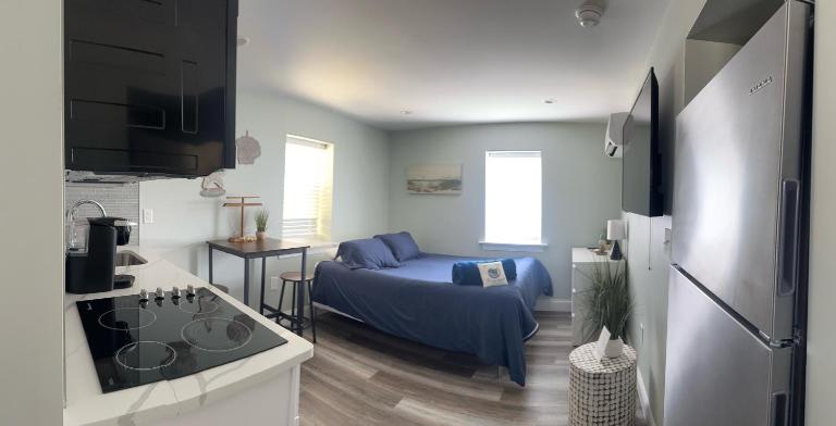 318 E Youngs Ave Unit 8 Salty Shore Retreat Idyllic Studio by the Sea - Bed and Breakfast Wildwood