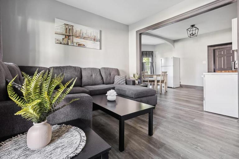 Spacious 6BR 2BA minutes for the Falls & Casino - B&B Niagara Falls