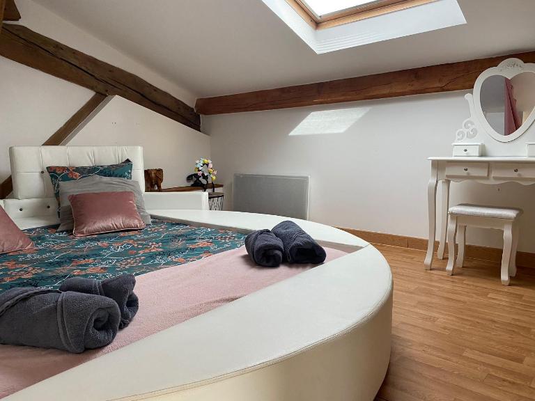 My Love Room avec balnéo privative & déco romantique by BoookingFuté - B&B Socourt
