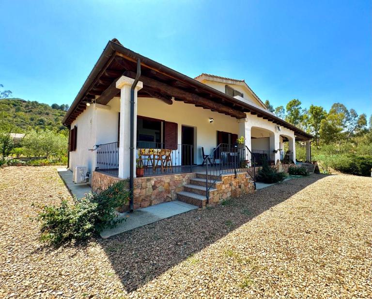 Villa with Patio - B&B Cardedu