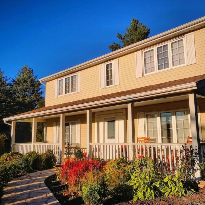 Arrowstone Farmhouse in Historic Old Town - Chambres d'hôtes Niagara-on-the-Lake