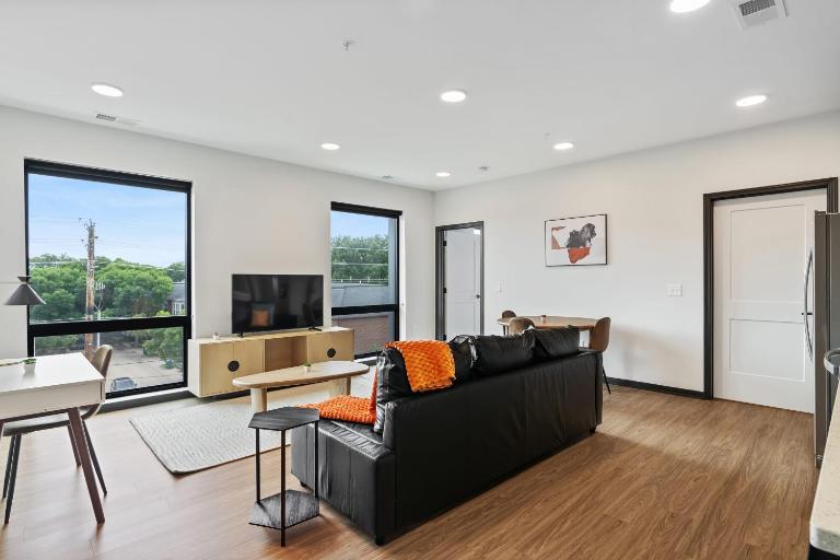 CozySuites Mass with lounge and roof deck #11 - B&B Indianapolis